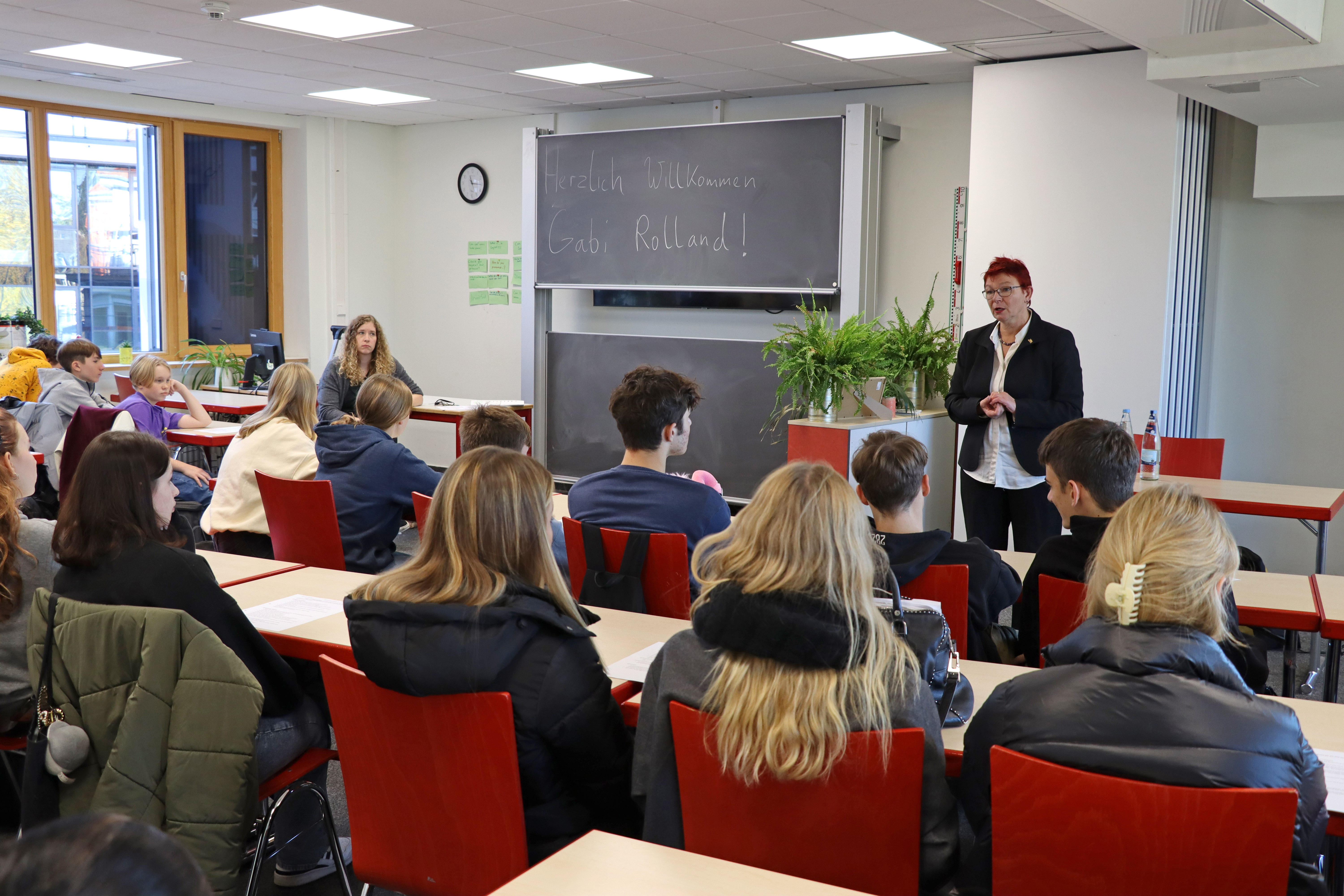 Mit den 9.- und 12.-Klässler*innen sprach Gabi Rolland über viele aktuelle Themen