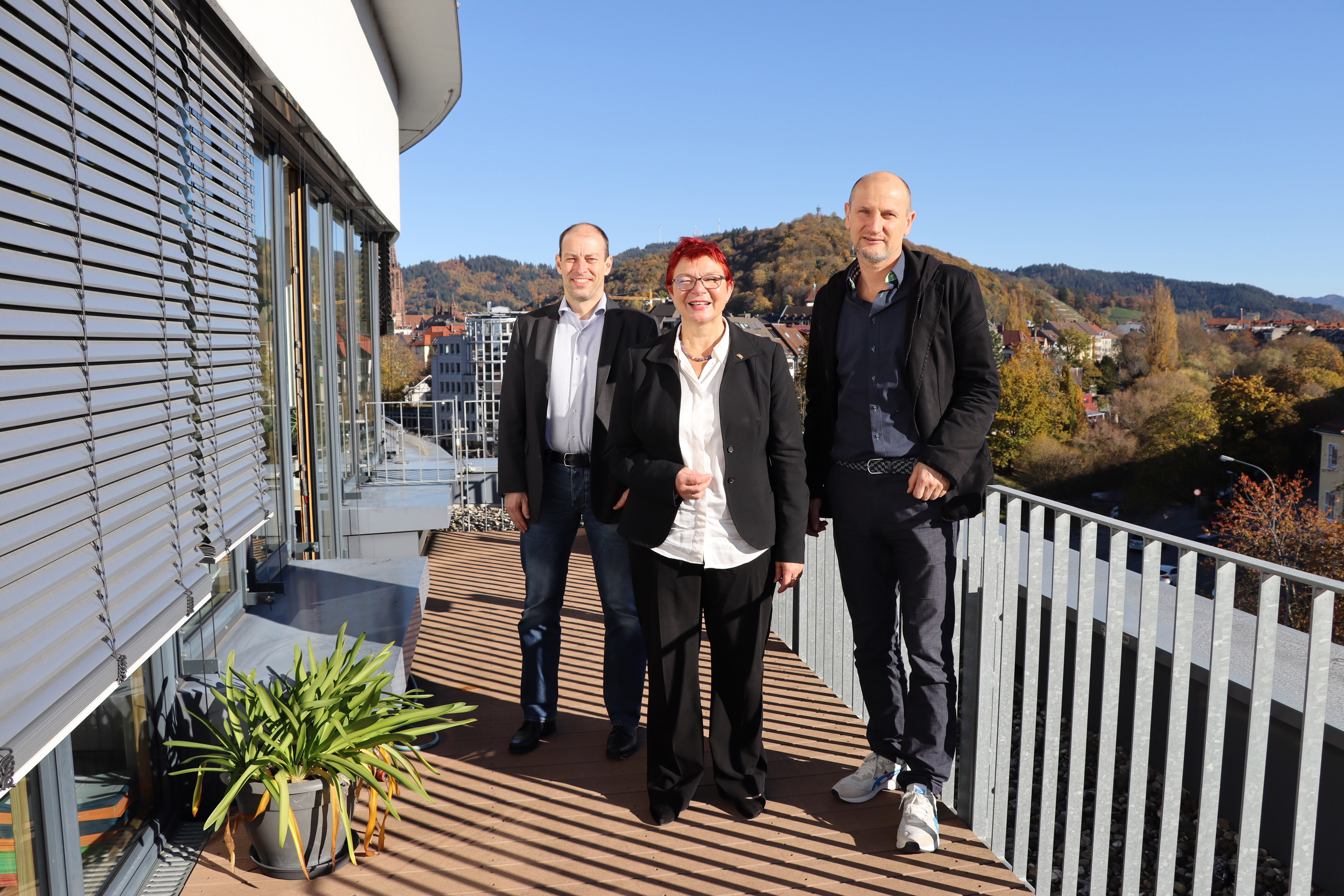 Gabi Rolland mit Reiner Saier (l.) und Wolfgang Lang (r.), Geschäftsführer der ANGELL Akademie