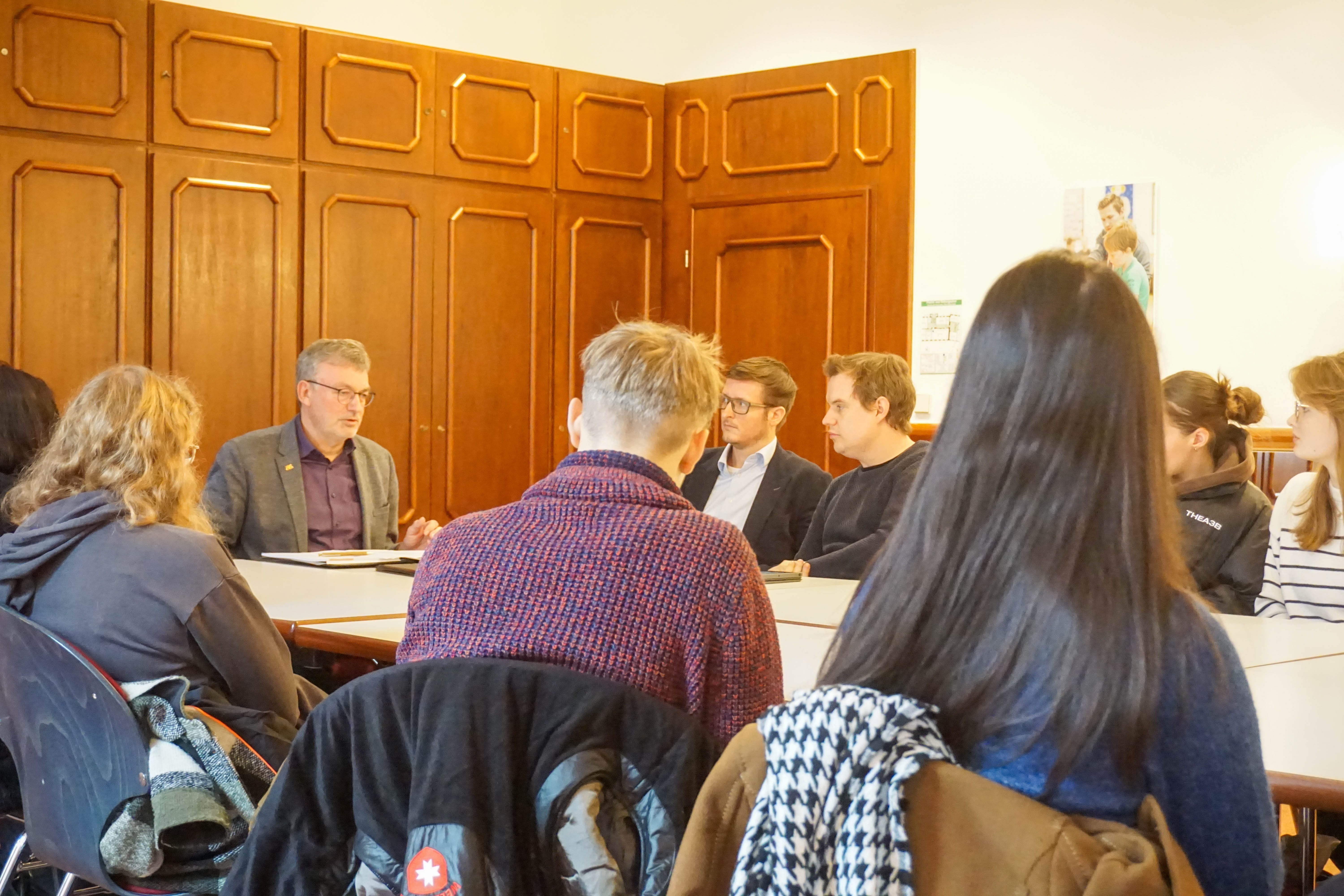 Landtagsabgeordneter Hans-Peter Behrens zu Gast am Pädagogium