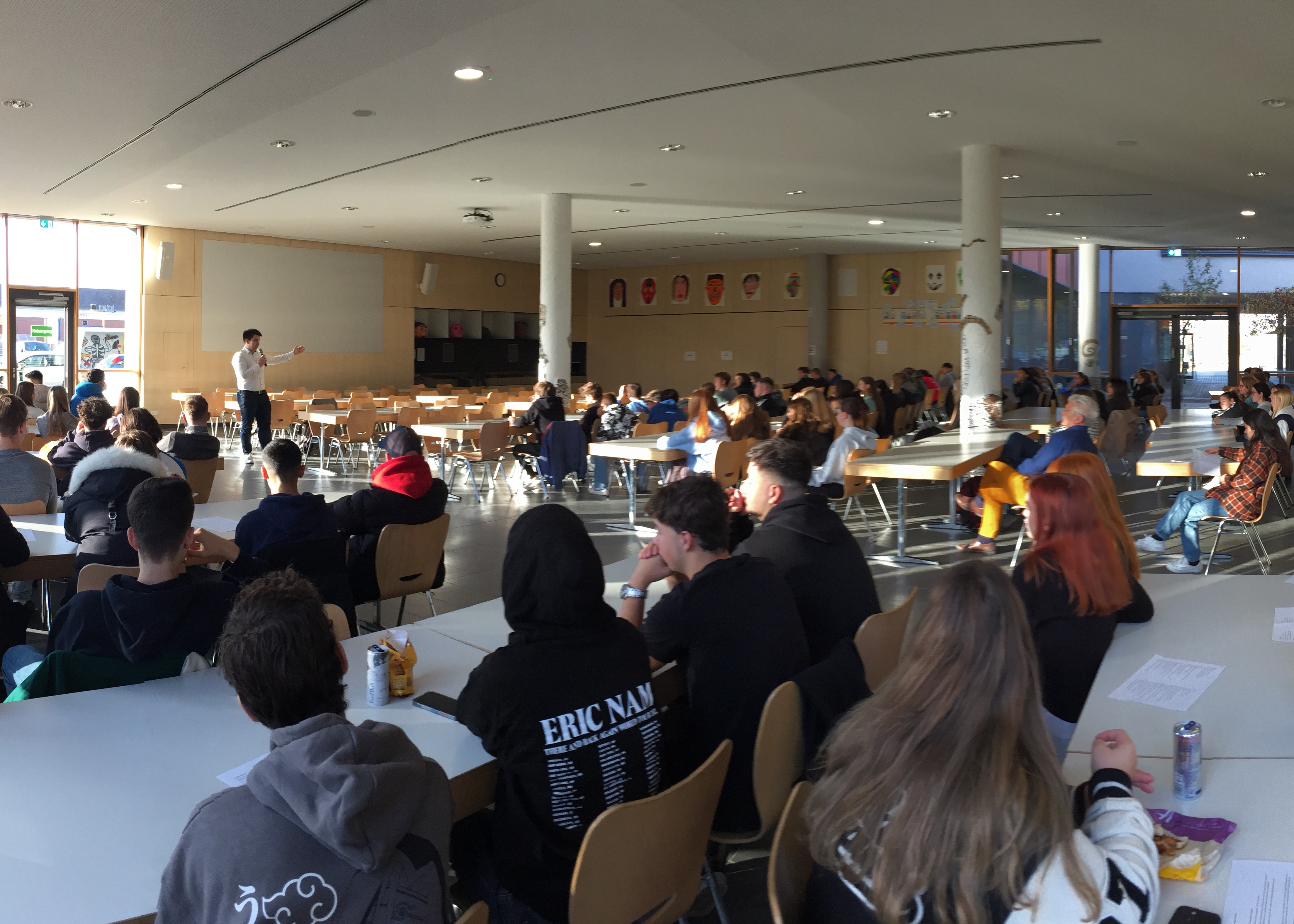 Landtagsabgeordneter Alexander Salomon zu Gast an der Merkur Akademie International in Karlsruhe