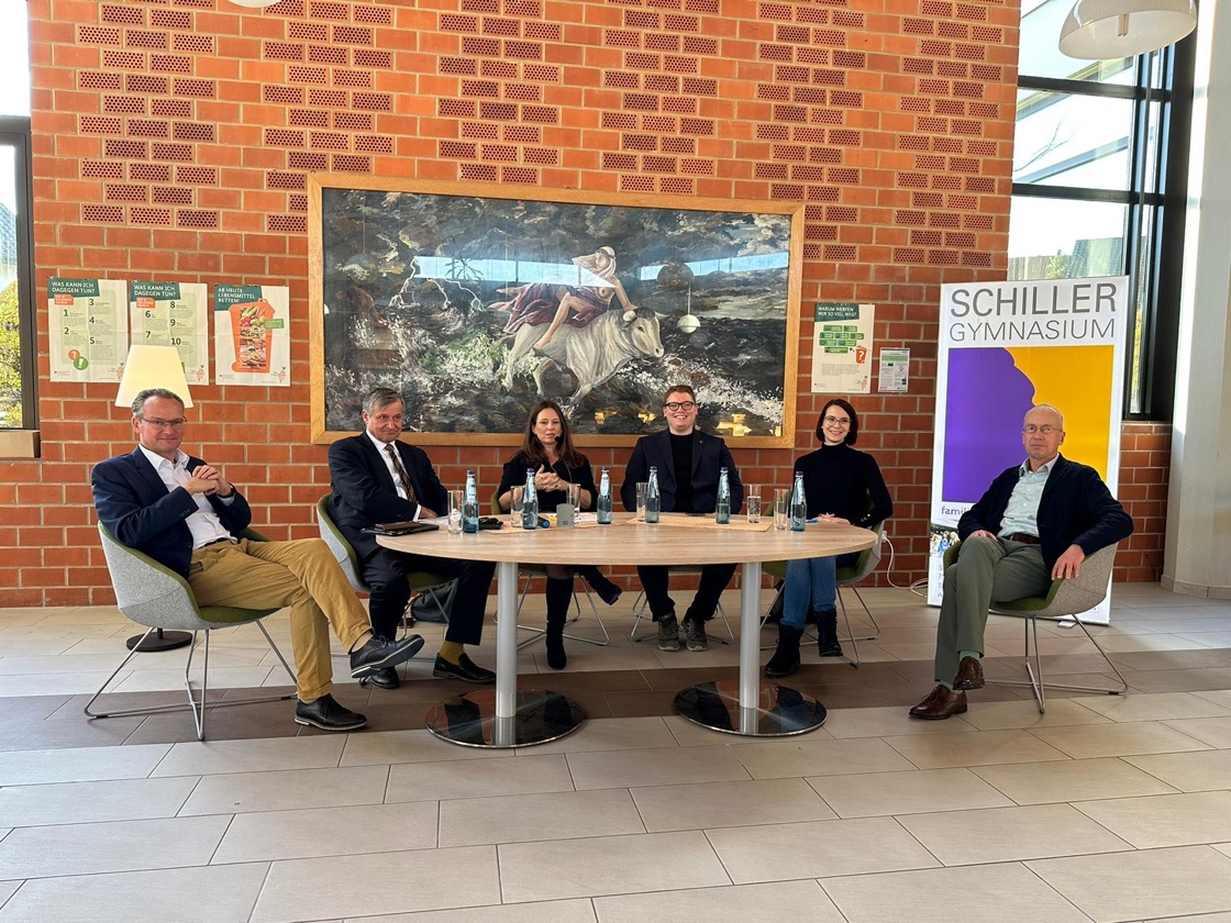 Im Gespräch mit der Politik - im Rahmen eines Tages der offenen Tür im Gespräch mit der Bundes-, Landes- und Kommunalpolitik