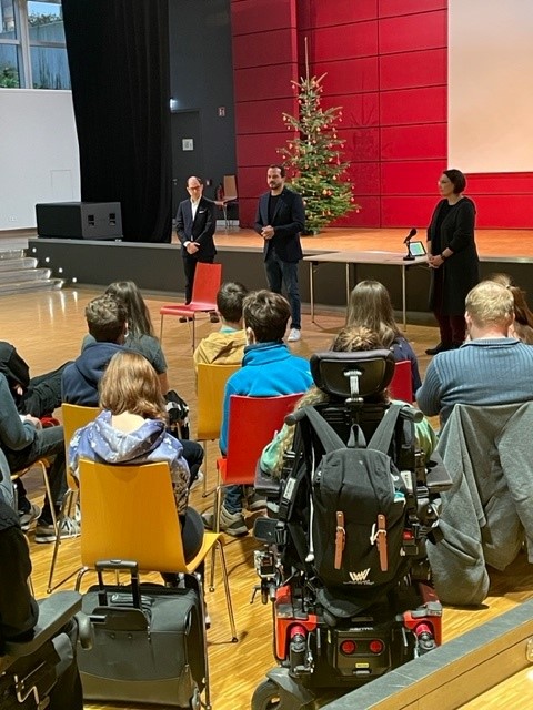 Landtagsabgeordneter Jan-Peter Röderer zu Besuch an der  SRH Stephen-Hawking-Schule